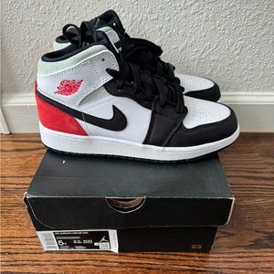 Youth Air Jordan 1 Mid SE (GS)